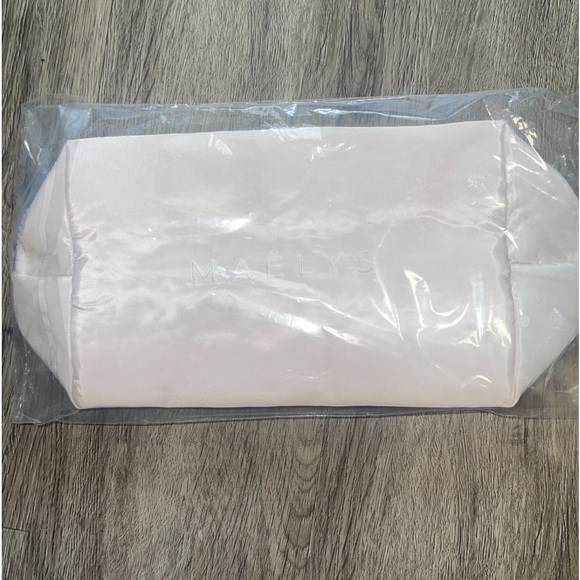 Maelys Cosmetic Travel Bag Case BNIP
For all your travel needs - Picture 8 of 10